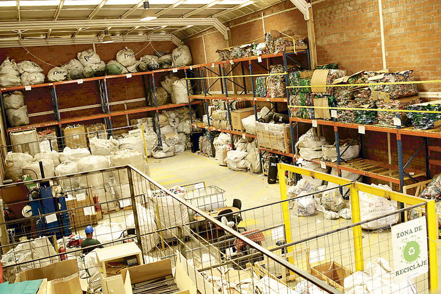 Ayudante de bodega para recicladora