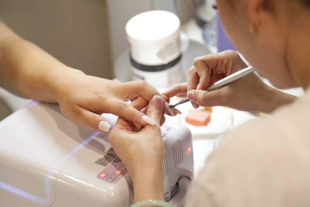 SE BUSCA MANICURISTA INTEGRAL PARA TRABAJAR