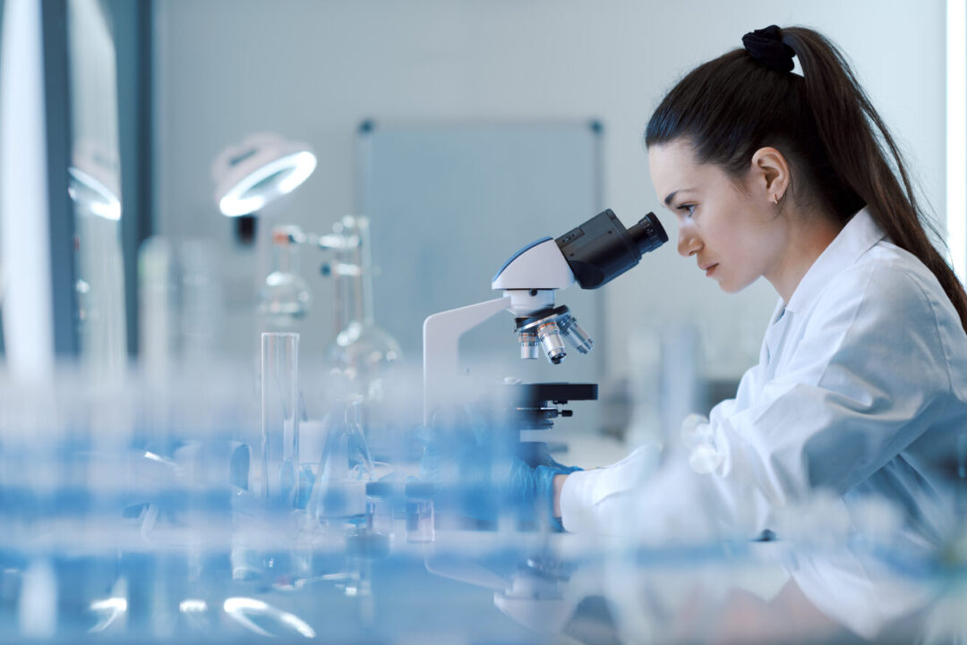 Profesional titulado en el área de salud o biomedicina.