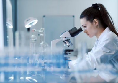 Profesional-titulado-en-el-area-de-salud-o-biomedicina